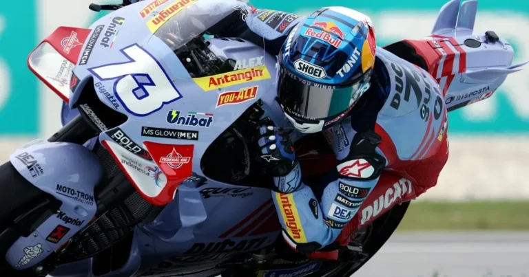 Pembalap MotoGP Alex Marquez menukik tajam di tikungan dengan motor Ducati berwarna biru.