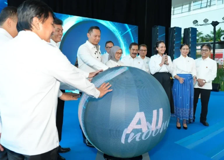 Tokoh masyarakat dan pejabat meresmikan program "ALL Indonesia" dengan menyentuh bola digital interaktif.