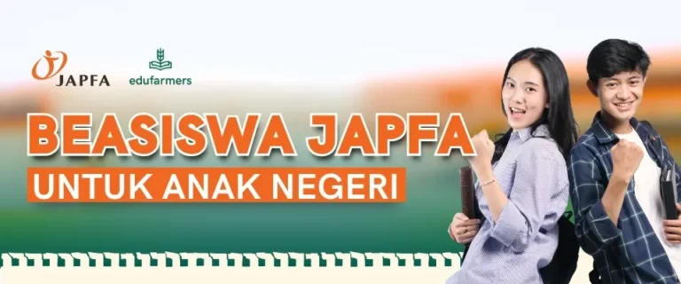 Dua siswa tersenyum gembira di banner Beasiswa Japfa untuk Anak Negeri.