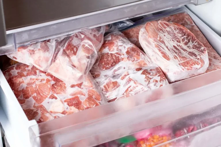 Potongan daging merah beku dalam kantong plastik tersimpan rapi di dalam laci freezer.