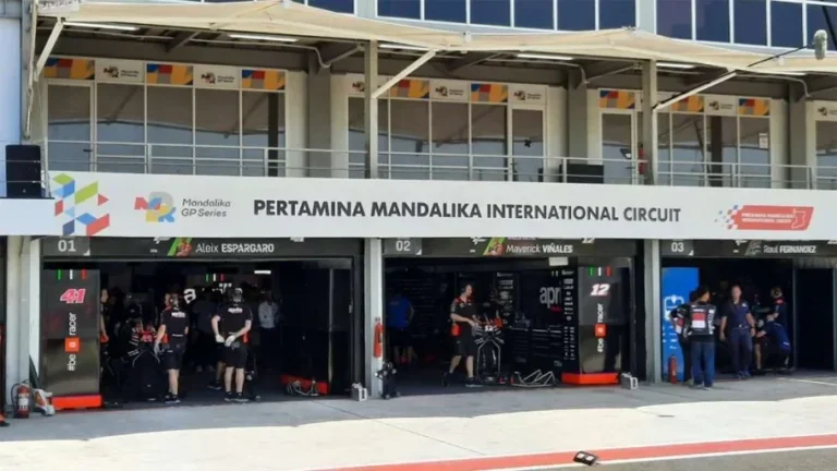 Garasi tim MotoGP di Sirkuit Mandalika dengan kru dan motor balap.