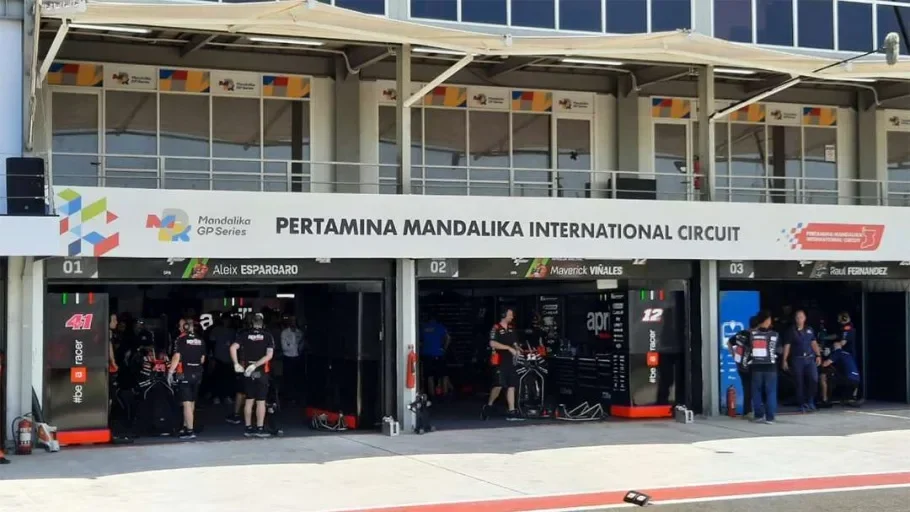 Bikin Iri! Momen Langka Pit Lane Walk MotoGP Mandalika 2025: Fans ‘Serbu’ Paddock, Lihat Motor Idola!