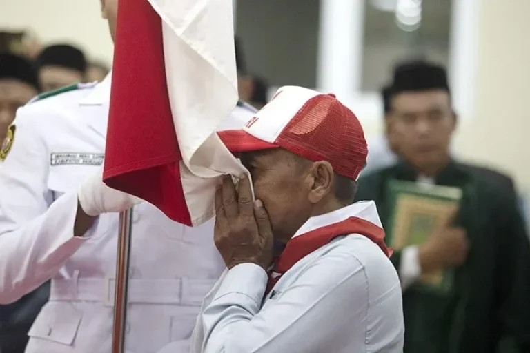 Mantan anggota NII terharu mengusap wajah dengan Merah Putih saat ikrar setia pada NKRI.