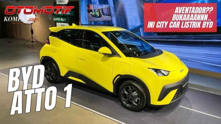 Tampak samping mobil listrik mungil BYD Atto 1 berwarna kuning cerah yang stylish.