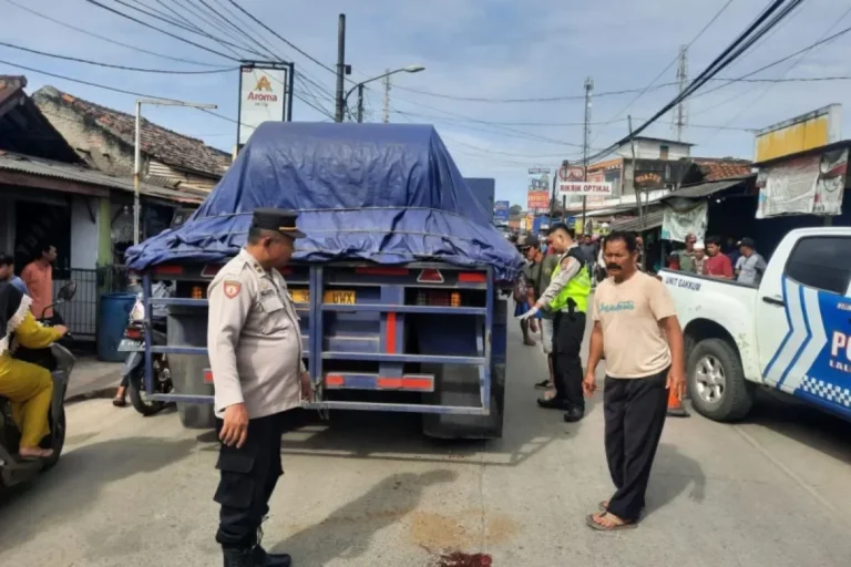 Polisi menyelidiki lokasi kecelakaan lalu lintas melibatkan truk di jalan raya, tampak bercak darah.