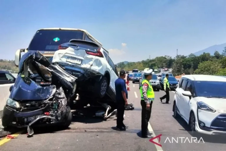 Tiga mobil ringsek setelah kecelakaan beruntun di jalan tol, polisi mengatur lalu lintas.