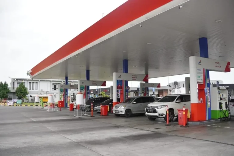 Stasiun pengisian bahan bakar umum (SPBU) Pertamina dengan sejumlah mobil mengisi bahan bakar.