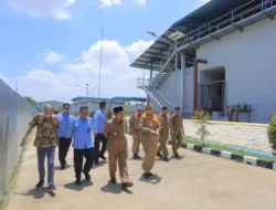 Duh! Pengendara Motor Terjatuh di Lubang Proyek Pipa PDAM Tangerang, Warga: "Gak Habis Pikir!"