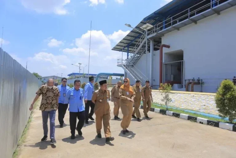 Sejumlah pejabat dan staf Perumda Tirta Benteng meninjau fasilitas proyek.