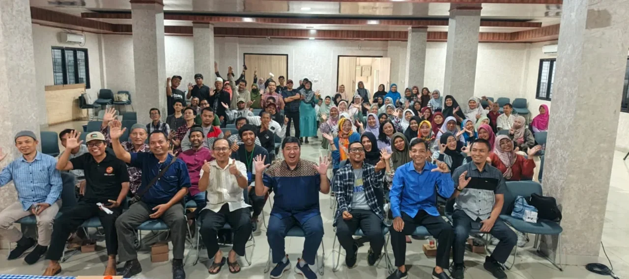 Peserta seminar Bongkar Habis Rahasia Jadi Kaya dan Berdaya mengikuti sesi pembukaan di Aula Kecamatan Ciputat Timur, Tangerang Selatan.