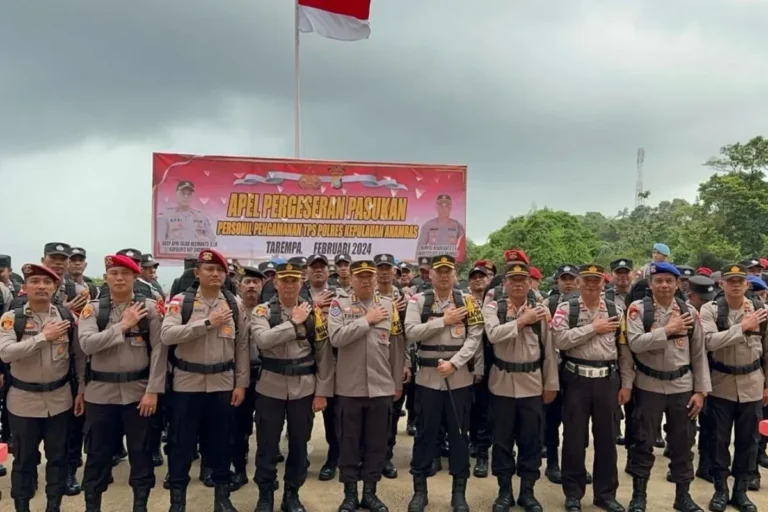 Petugas kepolisian berseragam berbaris rapi dalam apel, siap mendukung operasi penegakan hukum.