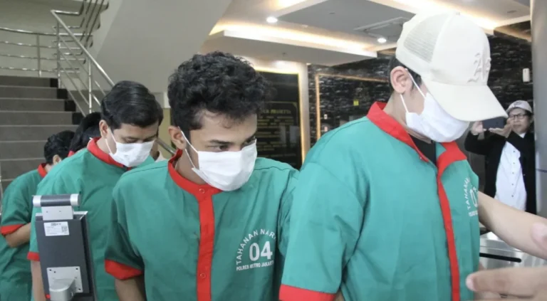 Tersangka kasus narkoba mengenakan seragam tahanan Polres Metro Jakarta saat digelandang petugas.