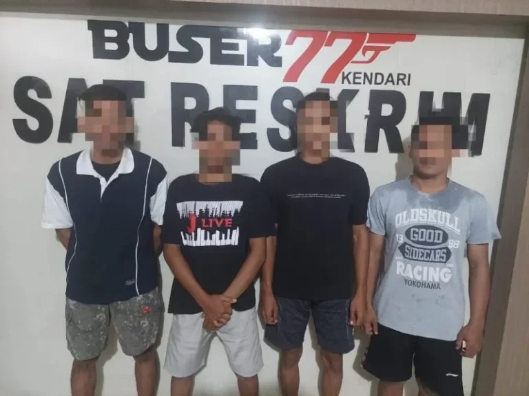Empat terduga pelaku kejahatan diamankan di depan poster Sat Reskrim Buser 77 Kendari.
