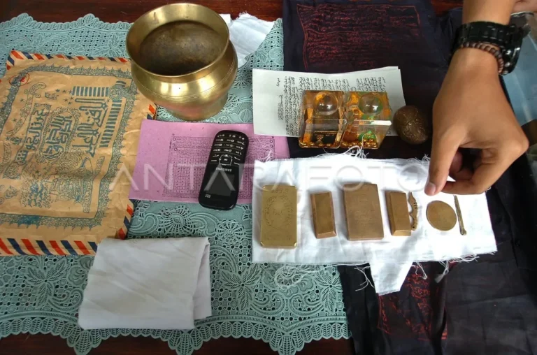 Berbagai perlengkapan penipuan dukun pengganda uang gadungan, termasuk logam mirip emas dan jimat.