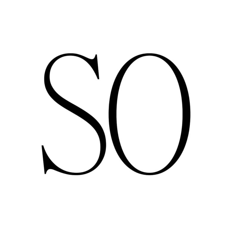 Huruf kapital S dan O berwarna hitam dengan font serif klasik di latar belakang putih.