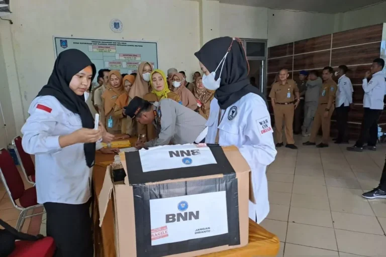 Petugas BNN dan peserta tes narkoba massal, bagian dari upaya "War on Drugs".