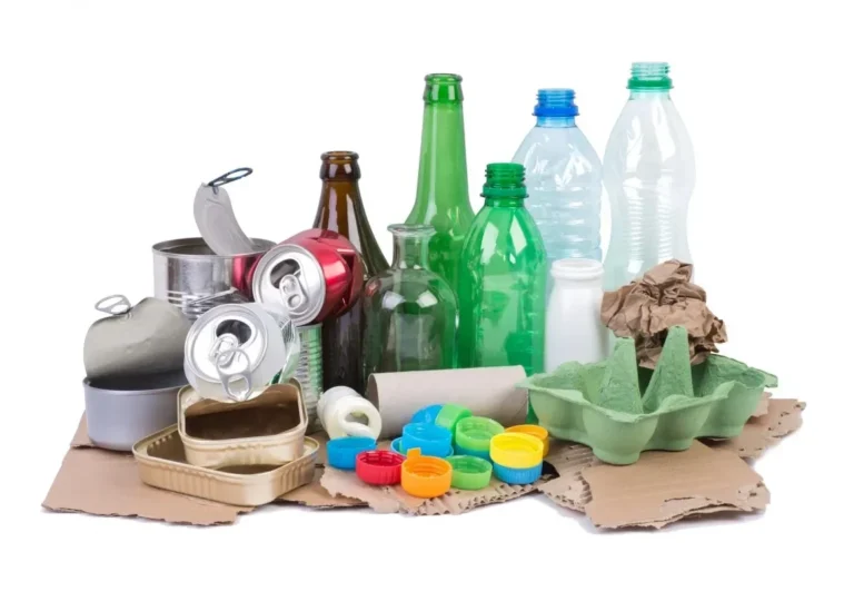 Berbagai bahan daur ulang seperti botol, kaleng, plastik, dan kertas, simbol kepedulian lingkungan.