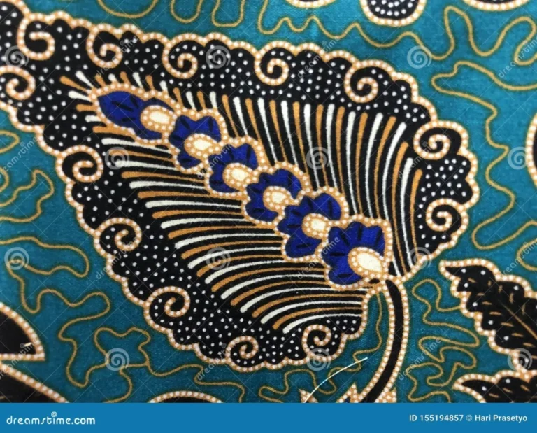 Kain batik tradisional Indonesia, motif daun dan bunga biru, emas, hitam pada latar toska.