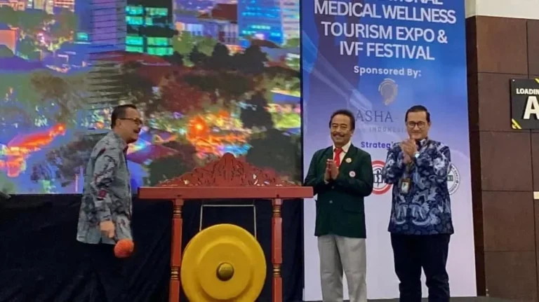 Pria memukul gong menandai pembukaan resmi Medical Wellness Tourism Expo & IVF Festival.