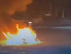 Geger BSD! Motor Ngebut Hantam Mobil, Api Membara Hebat, Tapi Kok Pengendara Auto Selamat? Endingnya Bikin Lega!