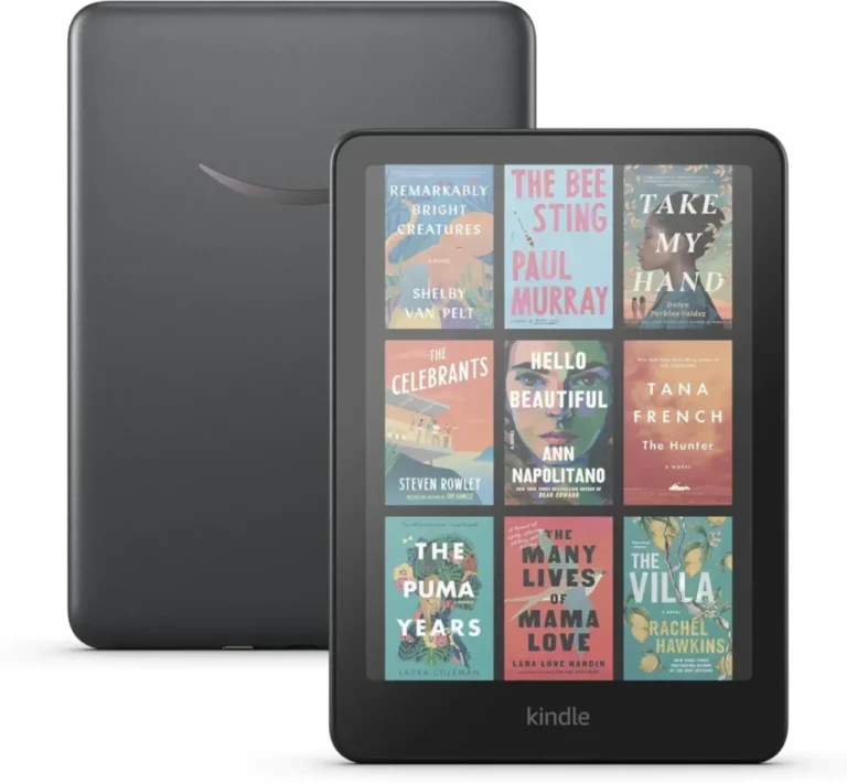 Dua perangkat Kindle Scribe terbaru Amazon berwarna hitam, satu menampilkan koleksi buku, lainnya logo merek.