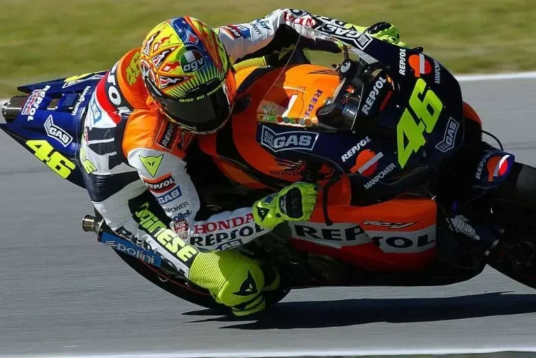 Pembalap MotoGP Valentino Rossi dengan motor nomor 46 melaju kencang di sirkuit.