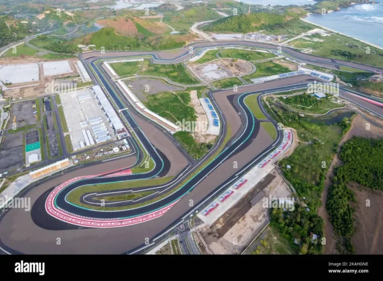 Pemandangan udara Sirkuit Mandalika di Lombok, menampilkan lintasan balap modern dekat area pesisir.