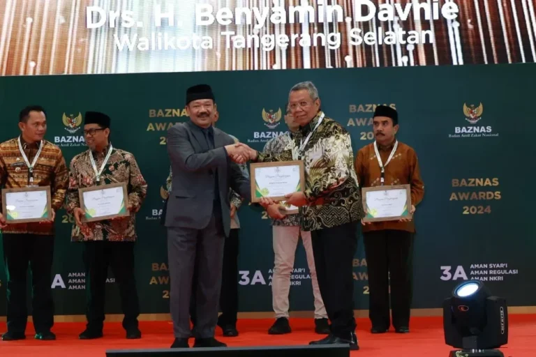 Walikota Tangerang Selatan Benyamin Davnie menyerahkan penghargaan dalam acara BAZNAS Awards 2024.