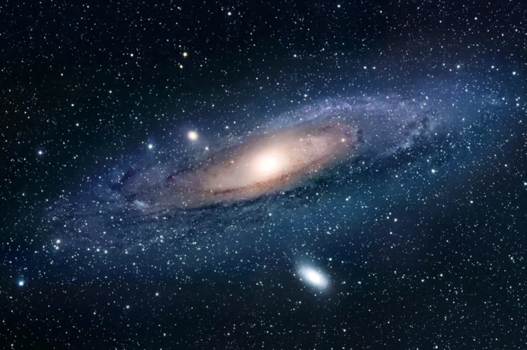 Galaksi spiral Andromeda yang menakjubkan di angkasa gelap bertabur jutaan bintang.