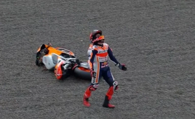 Pembalap MotoGP Marc Marquez berdiri di samping motor Repsol Honda yang jatuh di sirkuit Mandalika