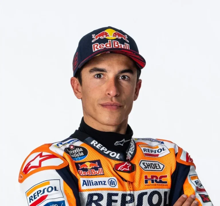 Marc Marquez, pembalap MotoGP, dalam seragam balap Repsol-Honda dan topi Red Bull.