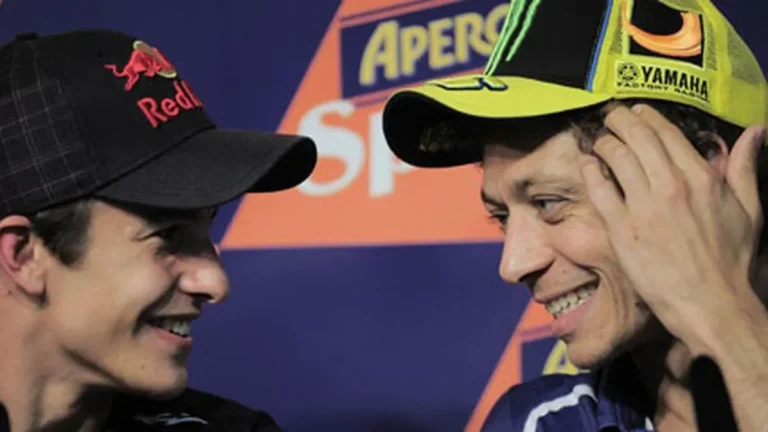 Marc Marquez (kiri) dan Valentino Rossi (kanan) tersenyum akrab di sebuah acara.