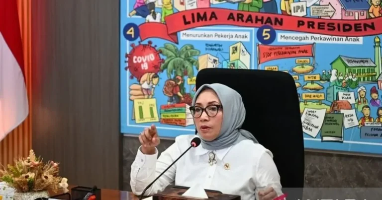 Pejabat berhijab menjelaskan program pemerintah di depan poster 'Lima Arahan Presiden' tentang perlindungan anak.