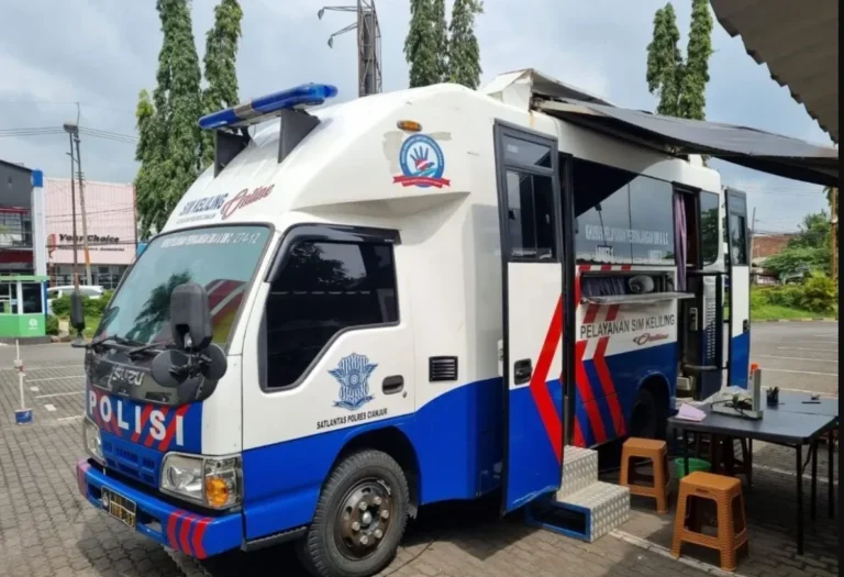 Kendaraan SIM Keliling berwarna putih biru siap melayani perpanjangan SIM.