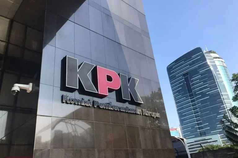 Gedung Komisi Pemberantasan Korupsi (KPK) dengan logo dan tulisan Komisi Pemberantasan Korupsi di fasadnya.