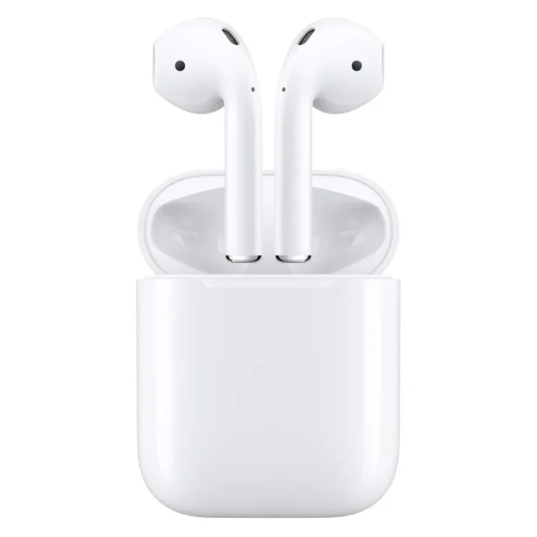 Sepasang earbud nirkabel putih terpasang dalam wadah pengisian daya terbuka dengan latar belakang putih.