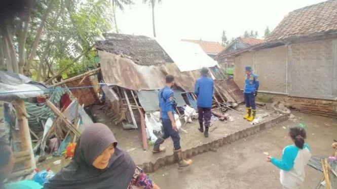 Ngeri! Plafon SMAN 14 Tangerang Ambruk Dihantam Badai, Siswa Terpaksa ‘Ngelosor’ Belajar di Lorong, Gubernur Andra Soni Langsung Gercep!