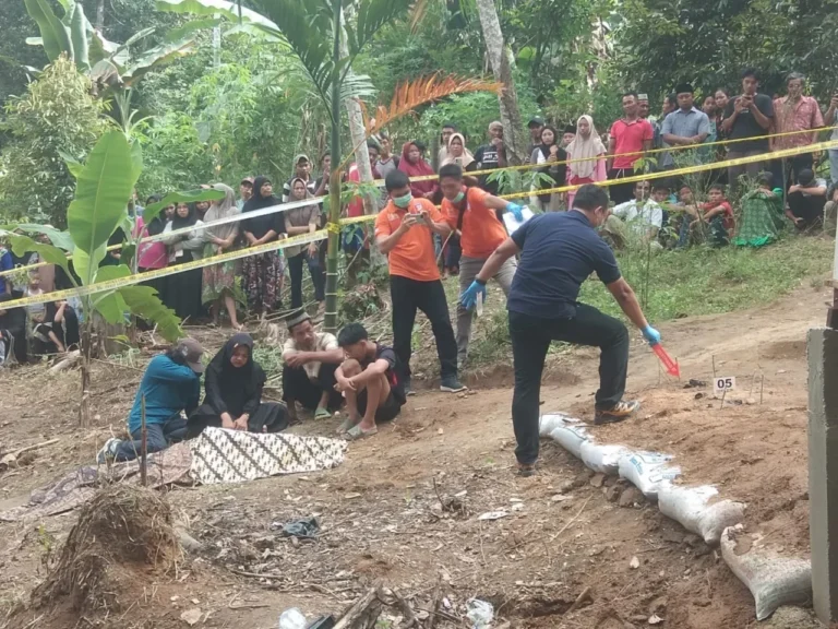 Petugas kepolisian menyelidiki lokasi pembakaran istri di Cakung, keluarga korban berduka di dekat jasad.