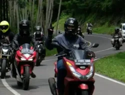 Ngerinya! Konvoi Nmax Nekat Stop Bus di Tikungan, Aksi Bahaya yang Bikin Geleng-Geleng Kepala