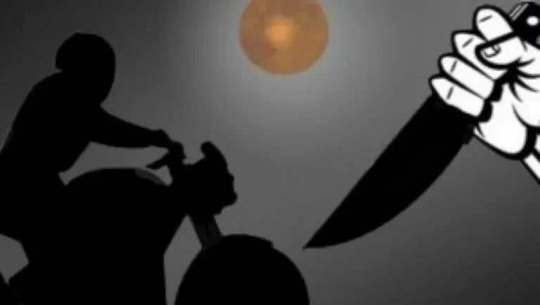 Ilustrasi aksi kejahatan jalanan: seorang pengendara motor diancam dengan pisau.