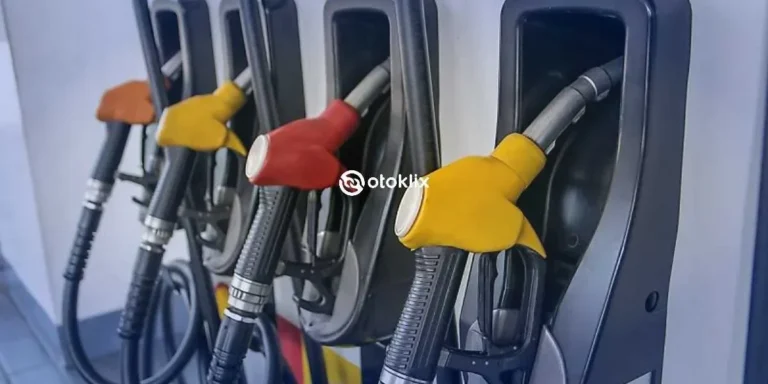 Barisan nosel pompa bahan bakar di stasiun pengisian umum (SPBU).