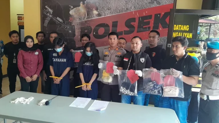 Polisi memamerkan dua tersangka pria wanita dan barang bukti kejahatan di kantor Polsek Ngaliyan.