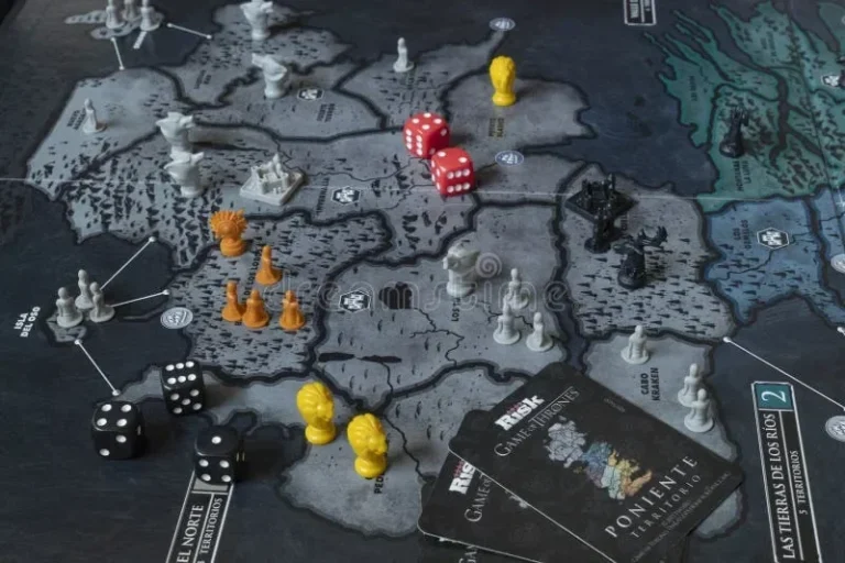 Papan permainan Game of Thrones Risk dengan bidak, dadu, dan kartu wilayah Westeros.