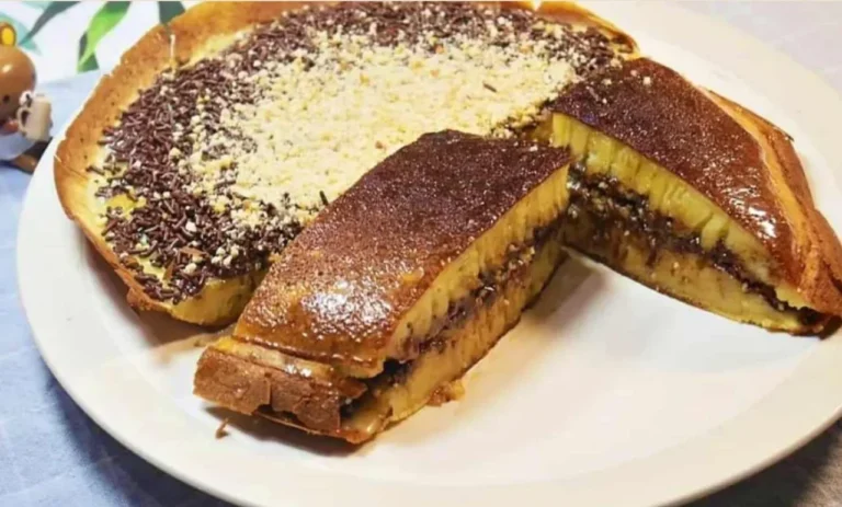 Sepiring martabak manis dengan topping meses dan kacang, disajikan dalam potongan.