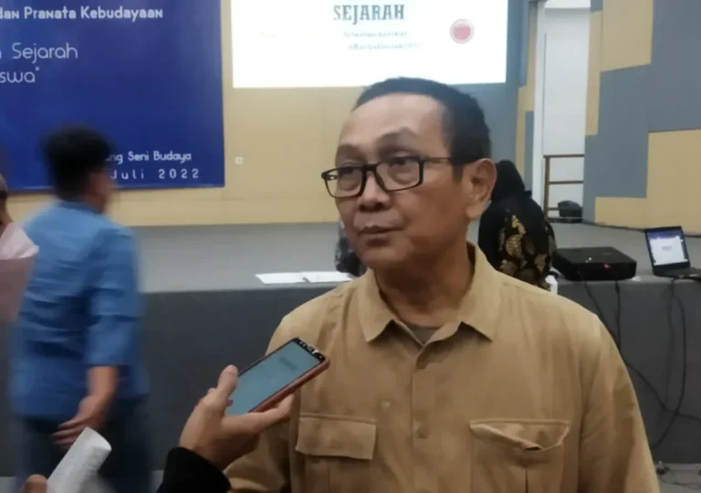 Tokoh seni dan budaya Kabupaten Tangerang diwawancarai, membahas pengembangan kesenian daerah.