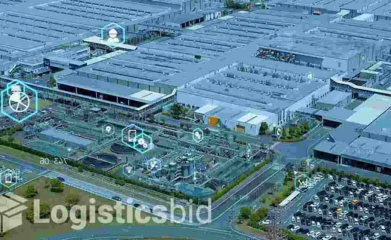 Pemandangan udara kompleks pabrik dengan visualisasi teknologi cerdas dan data logistik.