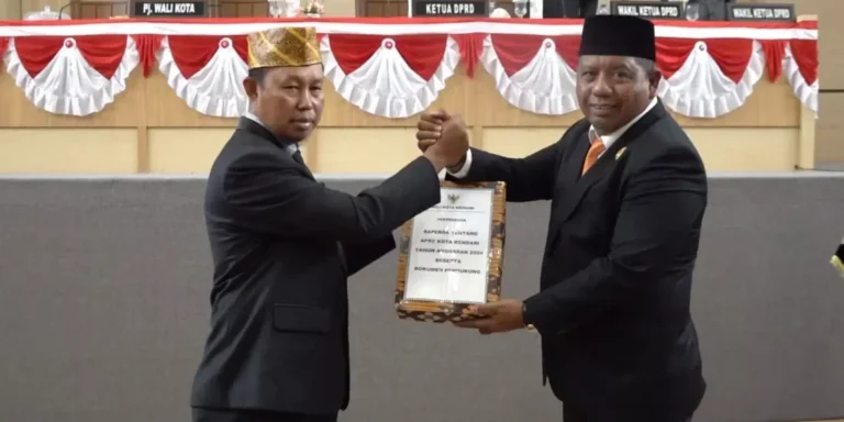 Penjabat Wali Kota dan Ketua DPRD Kendari berjabat tangan usai serah terima Raperda APBD 2024.