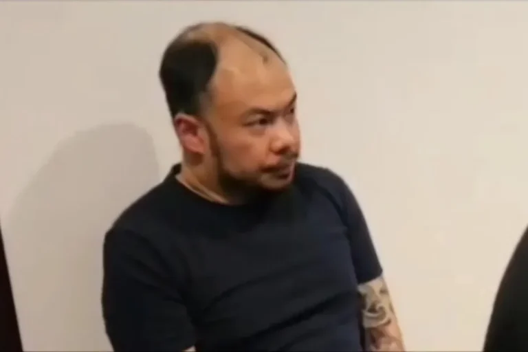 Potret pria dewasa dengan rambut botak sebagian, janggut, dan kaus hitam, melihat ke samping.