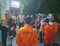 Relawan Tangsel Bantu SAR Korban Hanyut Kali Krukut Jaksel