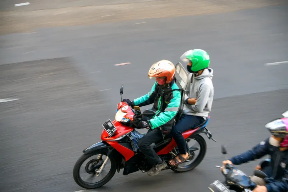 Ojek online sedang mengantarkan penumpang